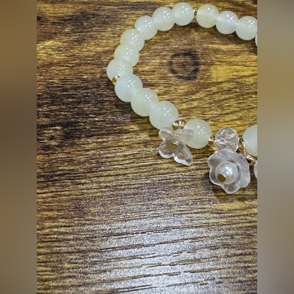 Elegant Beaded Bracelet with Gold Accents - Picture 2 of 4